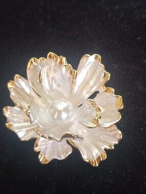 Opalescent Gold Tip Flower Brooch/Pendant